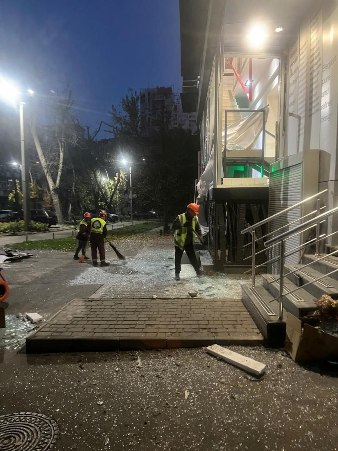 У Харкові прибирають наслідки атаки в Шевченківському районі